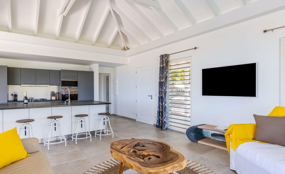 HD-TV, Canal satellite, Sonos sound system. Opens onto the terrace. Ocean view.