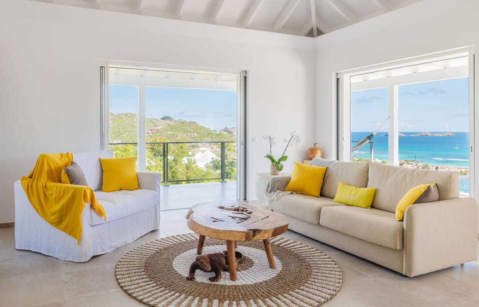 HD-TV, Canal satellite, Sonos sound system. Opens onto the terrace. Ocean view.