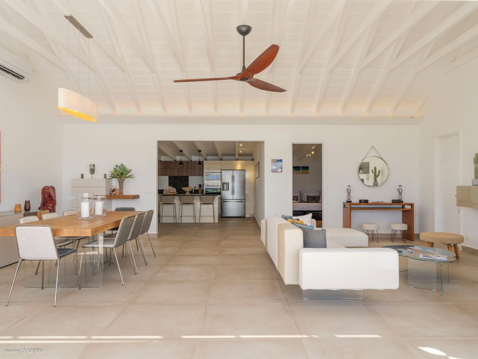 Air-conditioning, ceiling fan, HD-TV, Dish Network, Apple TV. Outdoor lounge area on the covered terrace. 