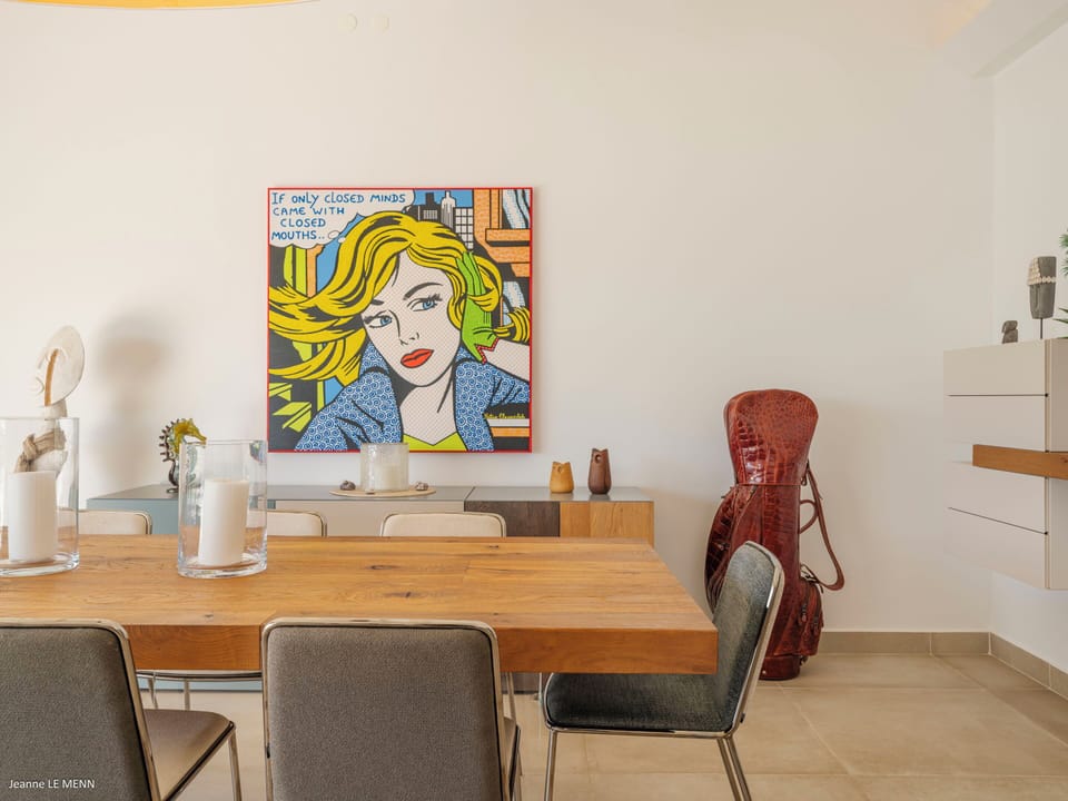 Modern and fully equipped kitchen, breakfast bar with stools, air-conditioning, ceiling fan, gas stove, oven, microwave, blender, coffee maker, fridge, freezer, ice maker, juicer, Nespresso coffee machine, toaster. Inside dining table in the great room. 