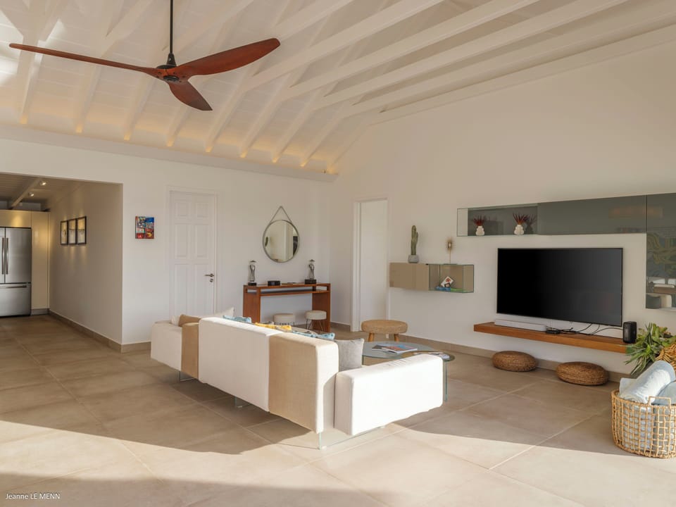 Air-conditioning, ceiling fan, HD-TV, Dish Network, Apple TV. Outdoor lounge area on the covered terrace. 