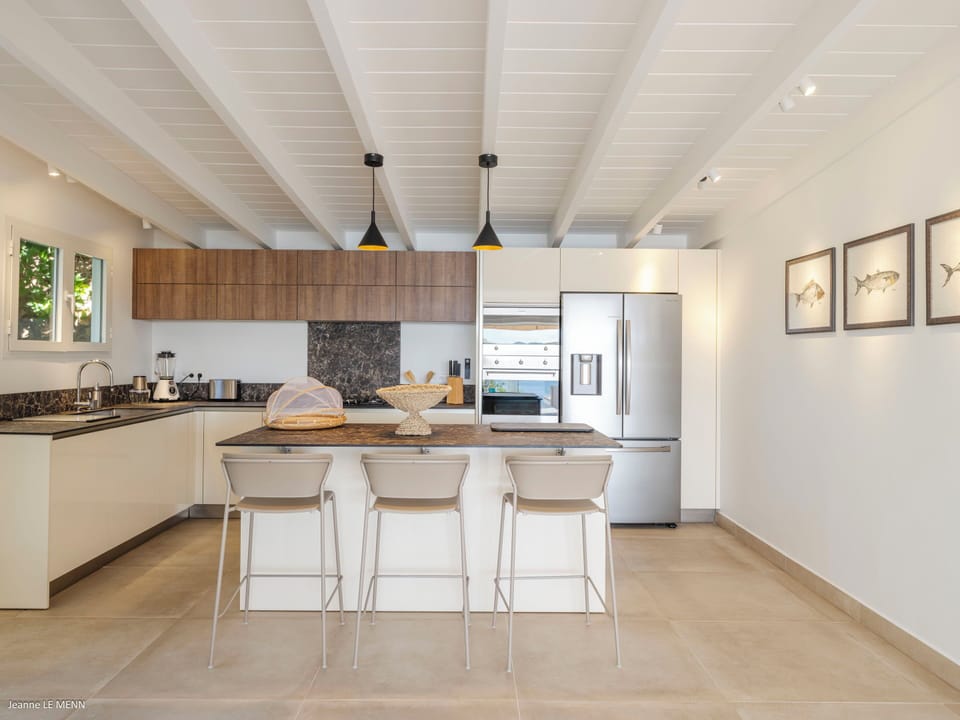Modern and fully equipped kitchen, breakfast bar with stools, air-conditioning, ceiling fan, gas stove, oven, microwave, blender, coffee maker, fridge, freezer, ice maker, juicer, Nespresso coffee machine, toaster. Inside dining table in the great room. 