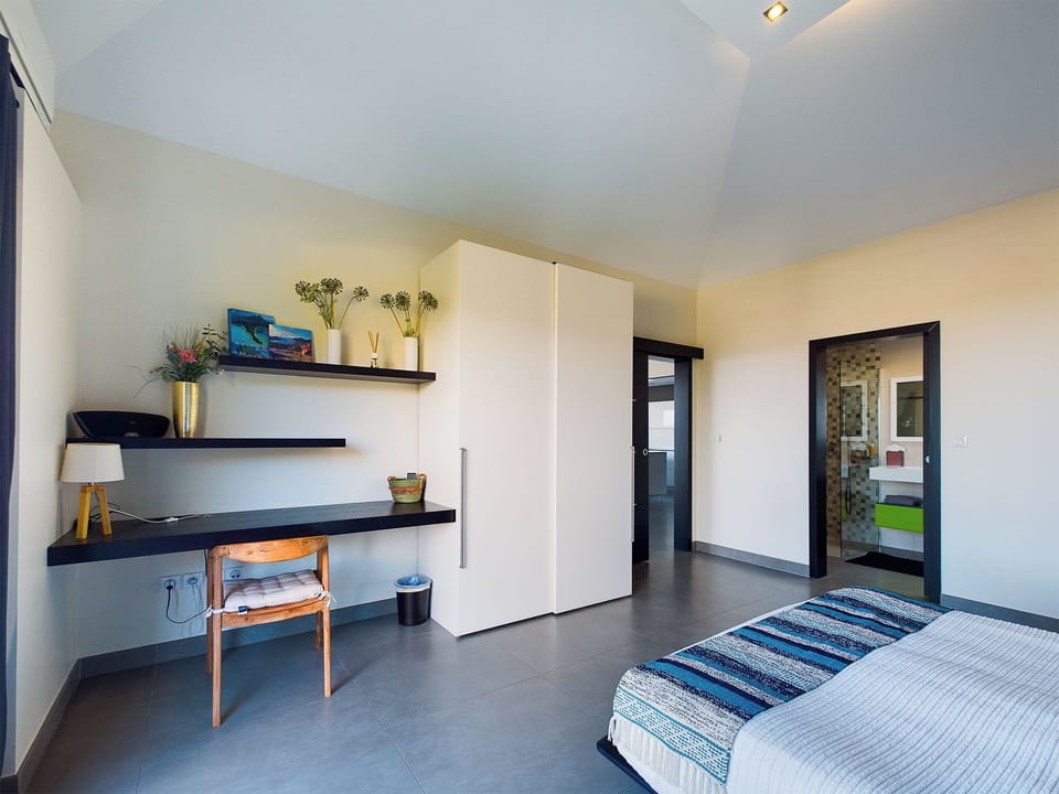 King size bed, air conditioning. Ensuite bathroom with double sink and an Italian shower. Opens to the terrace with the pool. 