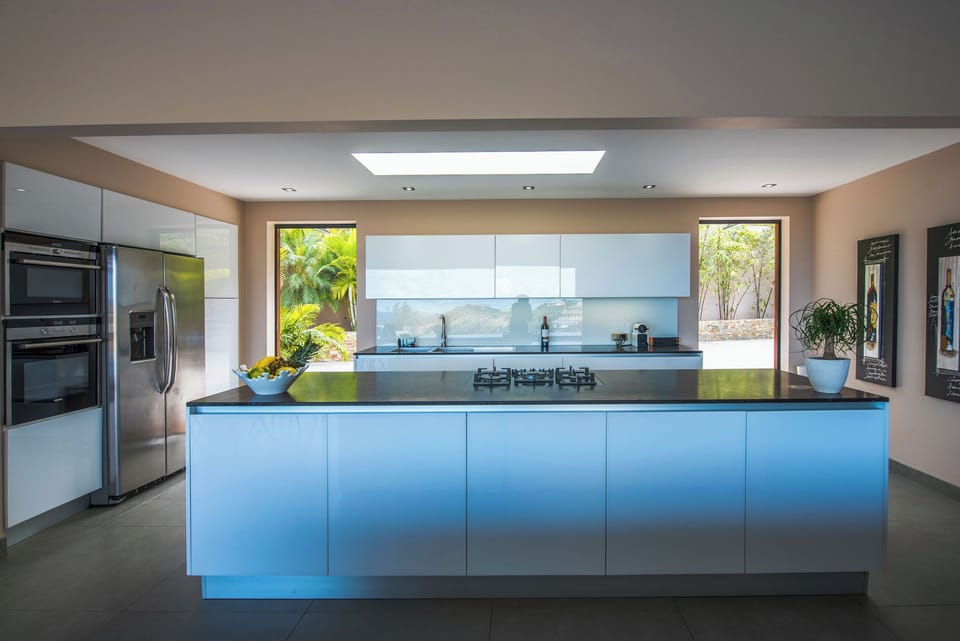 Fully equipped kitchen. Refrigerator, freezer with ice maker, oven, gas stove, microwave, dishwasher, filter coffee maker and Nespresso coffee machine, blender, juicer, wine cooler, toaster. Indoor dining table for 6 guests in the living room. Outdoor din