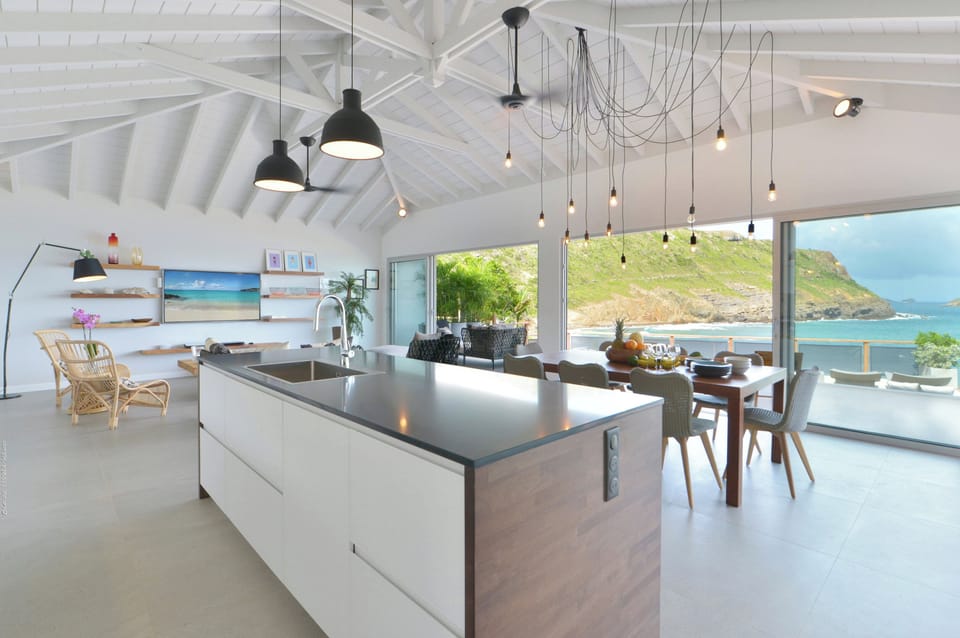 Fully equipped kitchen, refrigerator and wine cellar, blender, centrifuge, ice machine, gas grill, dishwasher, Nespresso coffee machine, toaster. Indoor dining table for 8 guests. 
