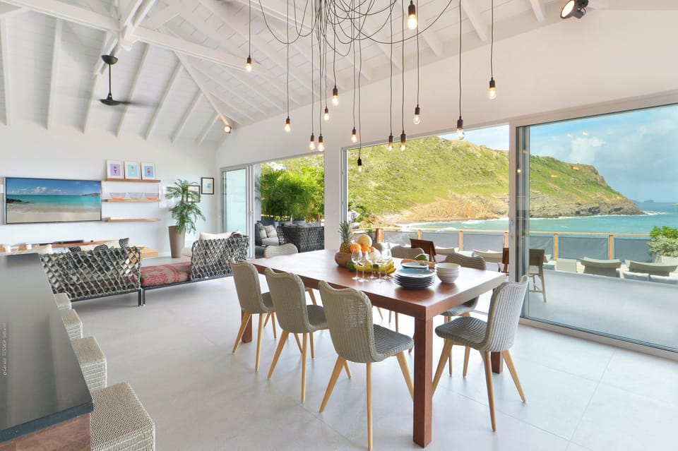 Fully equipped kitchen, refrigerator and wine cellar, blender, centrifuge, ice machine, gas grill, dishwasher, Nespresso coffee machine, toaster. Indoor dining table for 8 guests. 