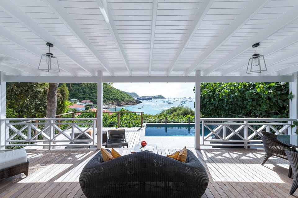 Outdoor lounge and dining area on the covered terrace. 
