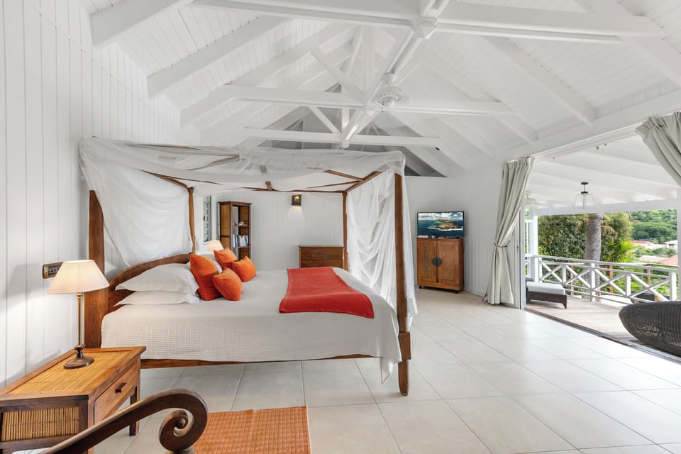 King size bed, air conditioning, HD-TV, dressing room, safe, WIFI. Private bathroom with shower, double vanity, hairdryer. Ocean view. 