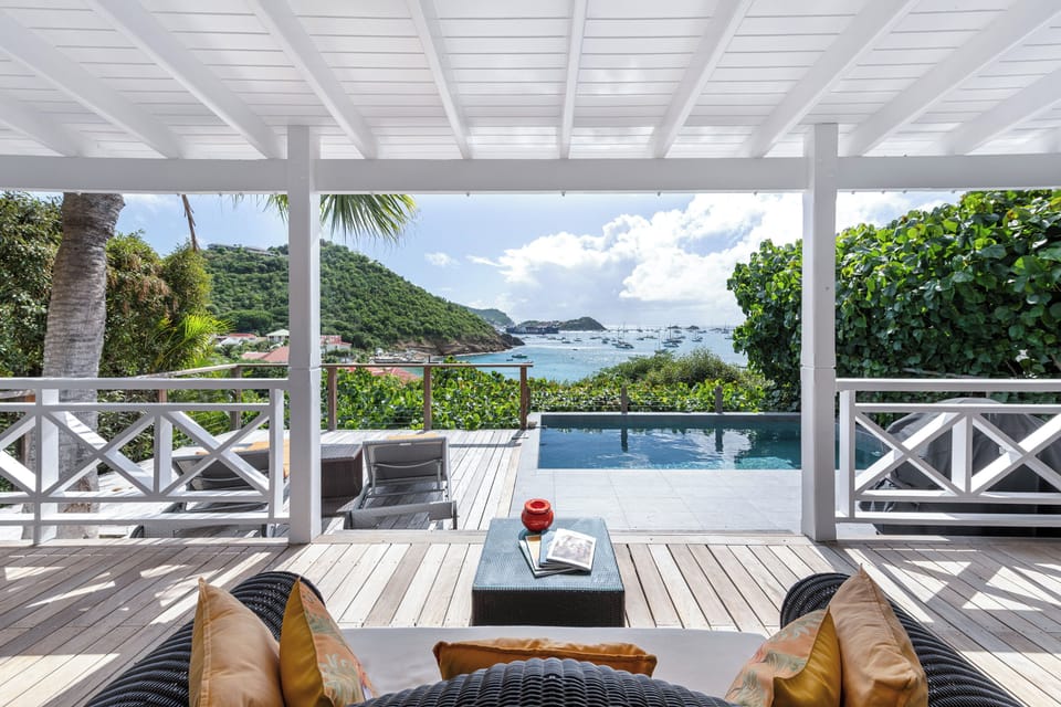 Outdoor lounge and dining area on the covered terrace. 