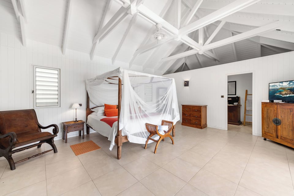 King size bed, air conditioning, HD-TV, dressing room, safe, WIFI. Private bathroom with shower, double vanity, hairdryer. Ocean view. 