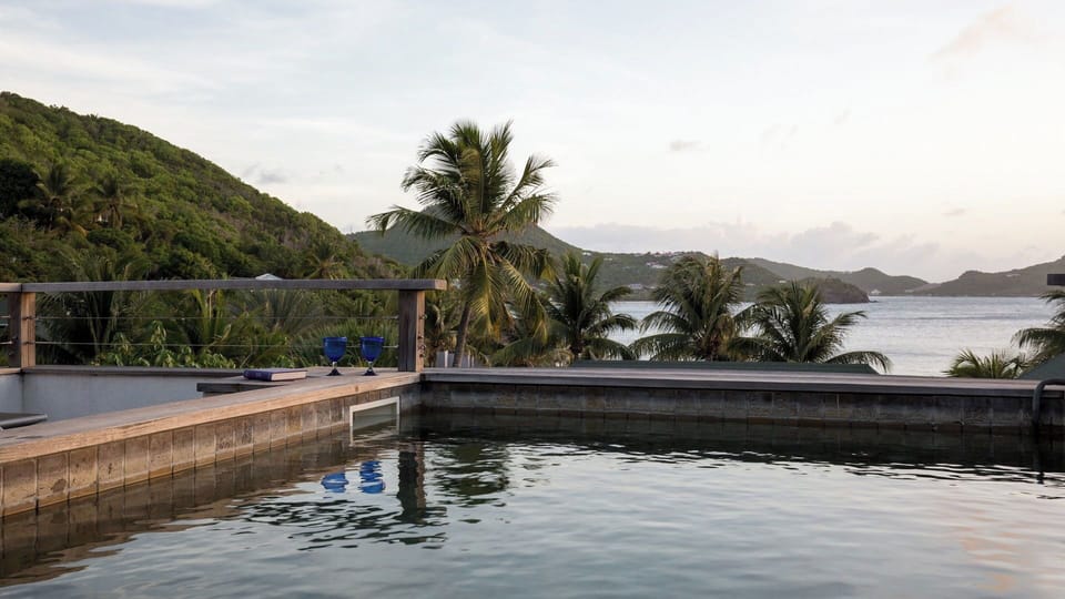 Nice pool 2.5 x 3 m facing the view, terrace with deck chairs. Gas barbecue.