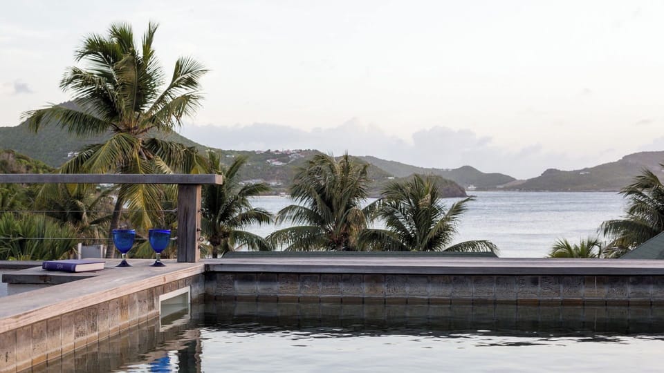 Nice pool 2.5 x 3 m facing the view, terrace with deck chairs. Gas barbecue.