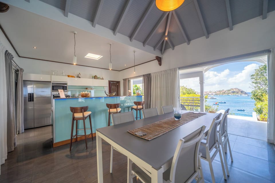 Fully equipped kitchen with electric oven, cooker with two gas and two glass-ceramics, microwave, fridge, freezer with ice maker, filter coffee maker and Nespresso coffee machine, dishwasher, blender, food processor, electric kettle, hood, toaster. Indoor