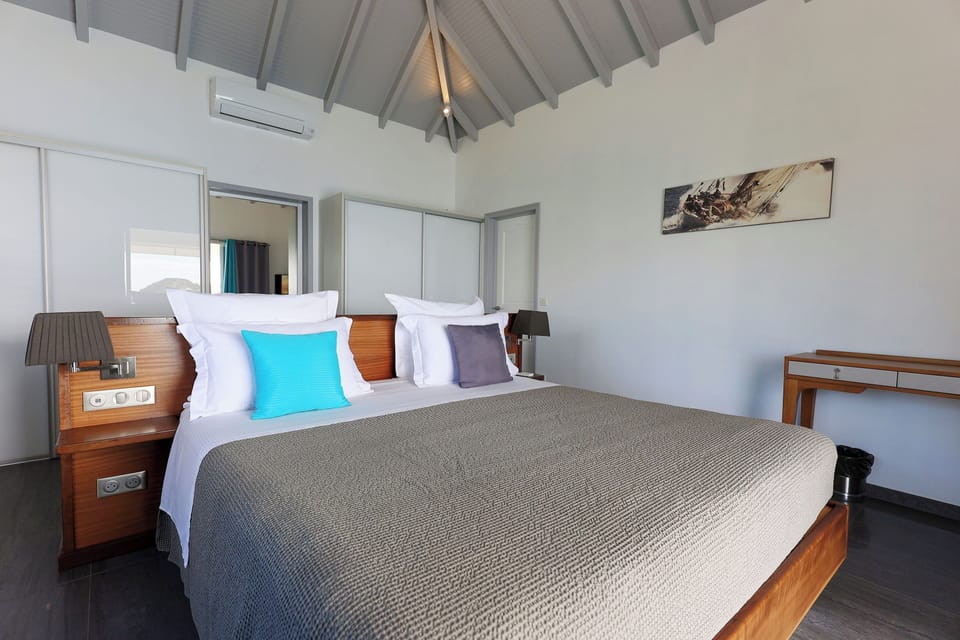 King size bed, air conditioning, HD-TV, Apple TV, safe, dressing room. Adjoining bathroom with rain shower and regular shower head, two sinks, hair dryer, towels and beach towels. 
