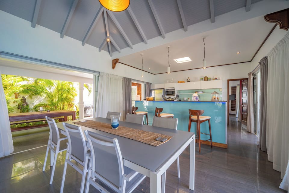 Fully equipped kitchen with electric oven, cooker with two gas and two glass-ceramics, microwave, fridge, freezer with ice maker, filter coffee maker and Nespresso coffee machine, dishwasher, blender, food processor, electric kettle, hood, toaster. Indoor