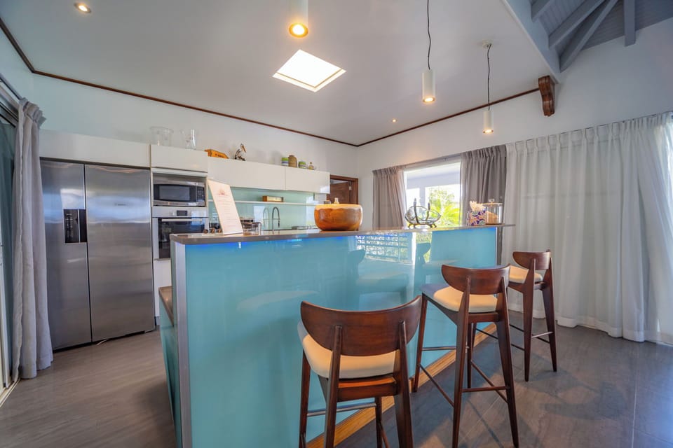 Fully equipped kitchen with electric oven, cooker with two gas and two glass-ceramics, microwave, fridge, freezer with ice maker, filter coffee maker and Nespresso coffee machine, dishwasher, blender, food processor, electric kettle, hood, toaster. Indoor