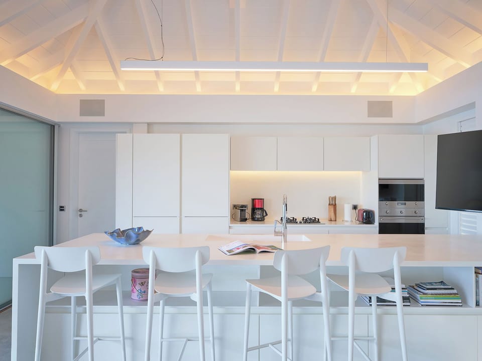 Modern and well equipped for eight people. Refrigerator, freezer with ice maker, gas hob, oven, electric kettle, microwave, filter coffee maker and espresso and Nespresso machine, blender, dishwasher, toaster. Dining table on the terrace. 