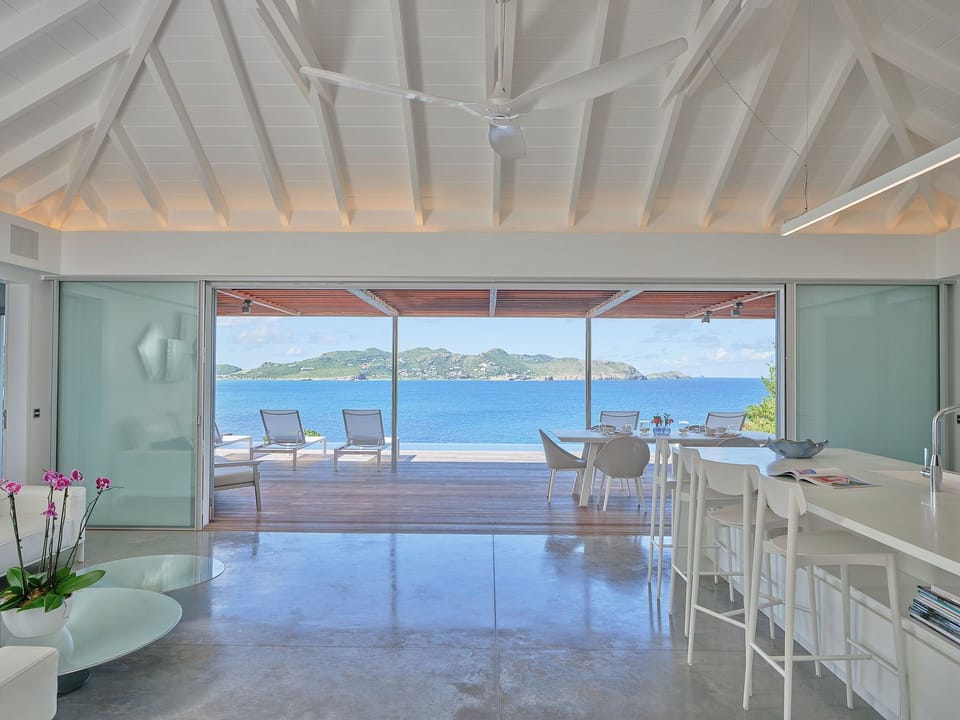 Air conditioning, ceiling fan, HD-TV, Dish network, Apple TV. Opens onto the terrace. Ocean view. 