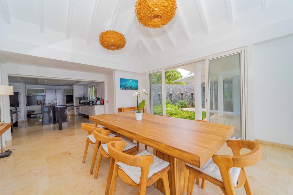 Fully equipped kitchen with electric oven, gas stove, convection oven, microwave, hood, refrigerator, freezer with ice makers, dishwasher, wine cellar, blender, Nespresso coffee maker, toaster. Gas barbecue outside. Dining area with a table for 8 people, 