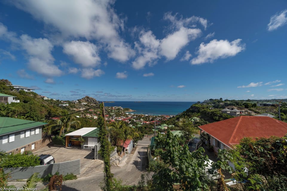 Private parking at the entrance. Nice views overt Anse des Cayes bay. Gas barbecue. 