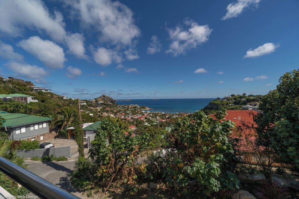 Private parking at the entrance. Nice views overt Anse des Cayes bay. Gas barbecue. 