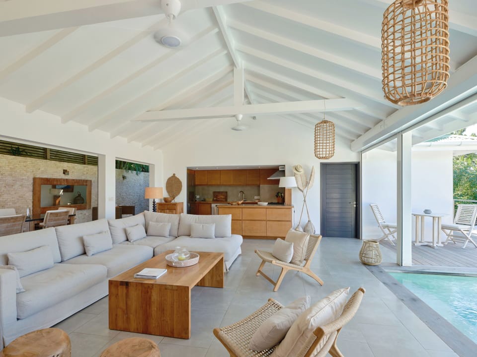 Ceiling fan, HD-TV, Apple TV. Opens onto the terrace. Ocean view. 