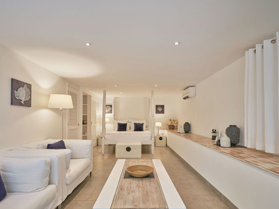 On the lower level. Air conditioning, king size bed, HD-TV, Dish Network, Apple TV, safe. En-suite bathroom, sink, shower. Private terrace. 