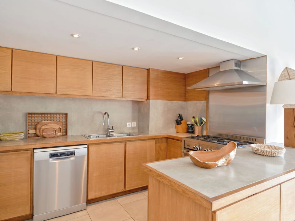 Fully equipped kitchen. Electric oven, gas stove, microwave, refrigerator, mixer, centrifuge, freezer, dishwasher, Nespresso machine, blender, kettle, toaster, breakfast bar. Large dining table for 8 guests on the back of the living-room. 