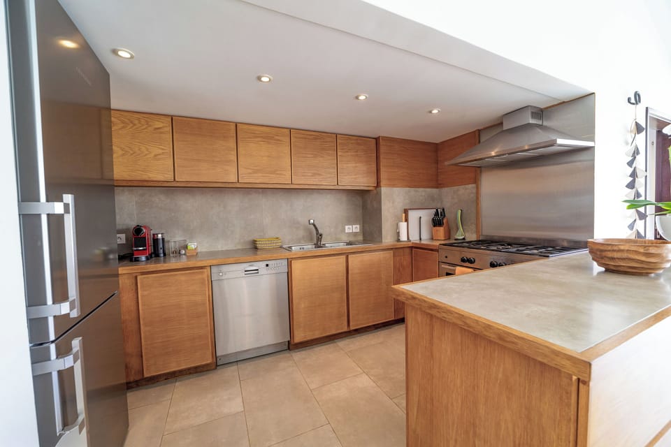 Fully equipped kitchen. Electric oven, gas stove, microwave, refrigerator, mixer, centrifuge, freezer, dishwasher, Nespresso machine, blender, kettle, toaster, breakfast bar. Large dining table for 8 guests on the back of the living-room. 