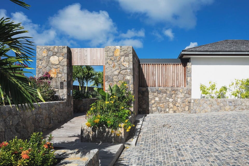 Panoramic view over the bay of Lorient. Two-level property with private parking at the entrance. 