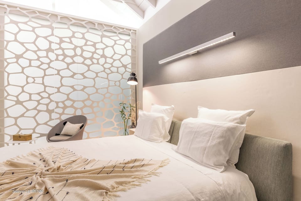 Located on the main level, and connected to the living-room. Queen size bed, air conditioning, HD-TV, dressing room, safe. Adjoining bathroom with shower, towels and beach towels. Direct access to the pool terrace.