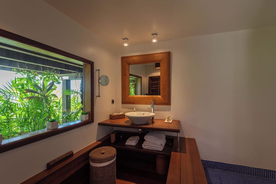 On the lower level. Air conditioning, king size bed, HD-TV, Apple TV, safe. En-suite bathroom with double washbasins and shower. Private terrace. Ocean view. 