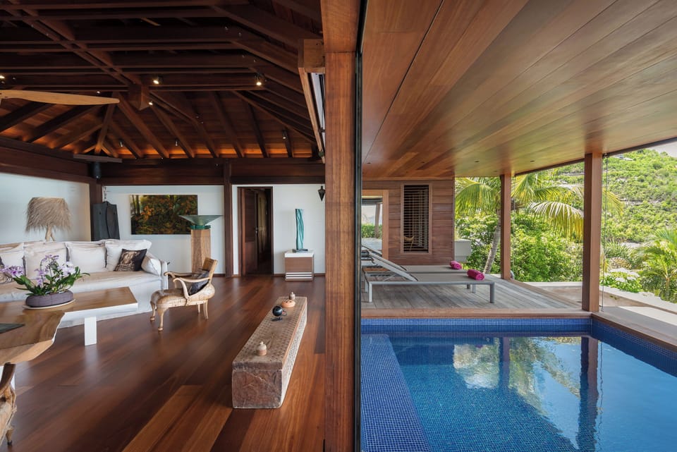 Beautiful balinese style living room, ceiling fans, wifi. 