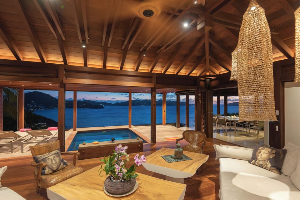 Beautiful balinese style living room, ceiling fans, wifi. 