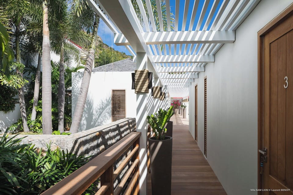 King-size Bed, air-conditioning, HD-TV, Apple TV, safe. Ensuite bathroom with double sinks and Italian shower. Opens onto the terrace. 