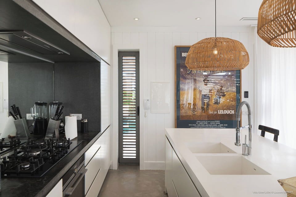 Modern and fully equipped kitchen, breakfast bar with 3 stools, air-conditioning, ceiling fan, gas stove, oven, microwave, blender, coffee maker, fridge, freezer, ice maker, juicer, Nespresso coffee machine, toaster. Outside dining table on the covered te
