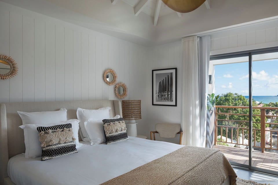 King-size Bed, air-conditioning, HD-TV, Apple TV, safe. Ensuite bathroom with double sinks and Italian shower. Opens onto the terrace. 