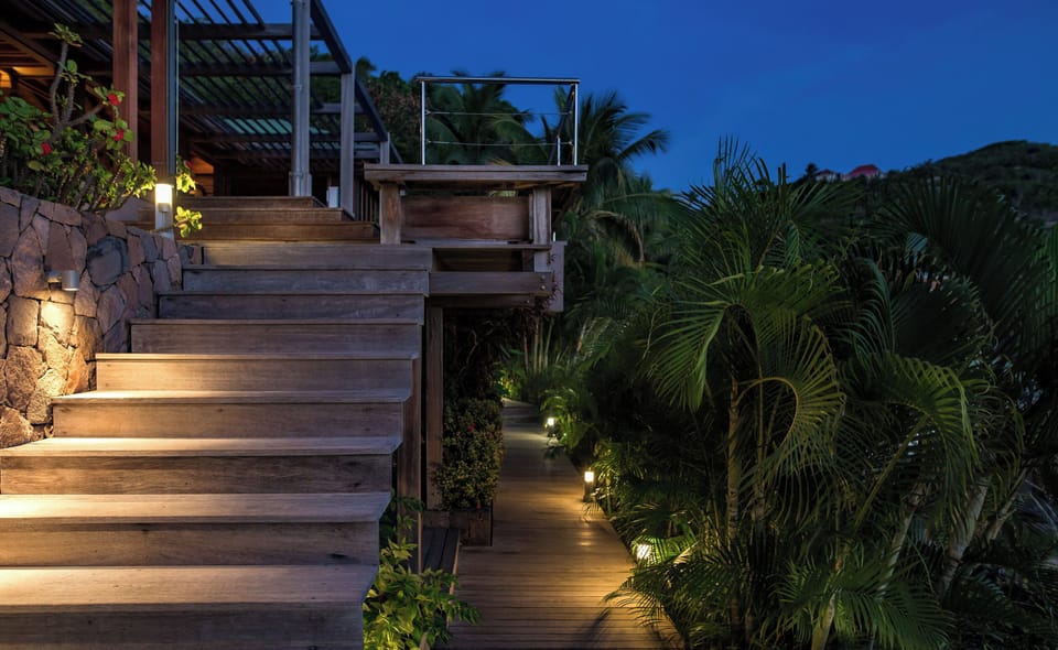 Two level property. Panoramic views over the bay. Private parking at the entrance. 