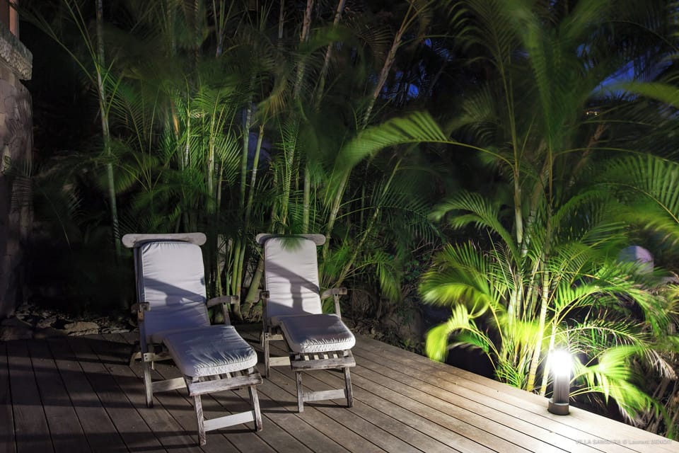 Two level property. Panoramic views over the bay. Private parking at the entrance. 