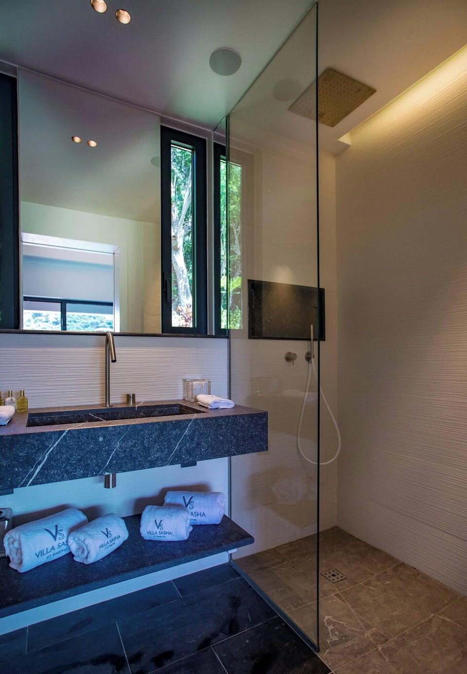 Located on the upper level. King size bed, air conditioning, HD-TV, Dish Network, Apple TV, Sonos sound system, dressing room, safe, WIFI. Private bathroom with shower, double vanity, hairdryer. Ocean view. 