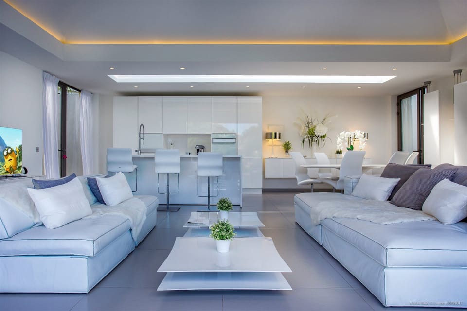 Air conditioning, HD-TV, Dish network, DVD player, Apple TV. Opens onto the terrace. Ocean view. 