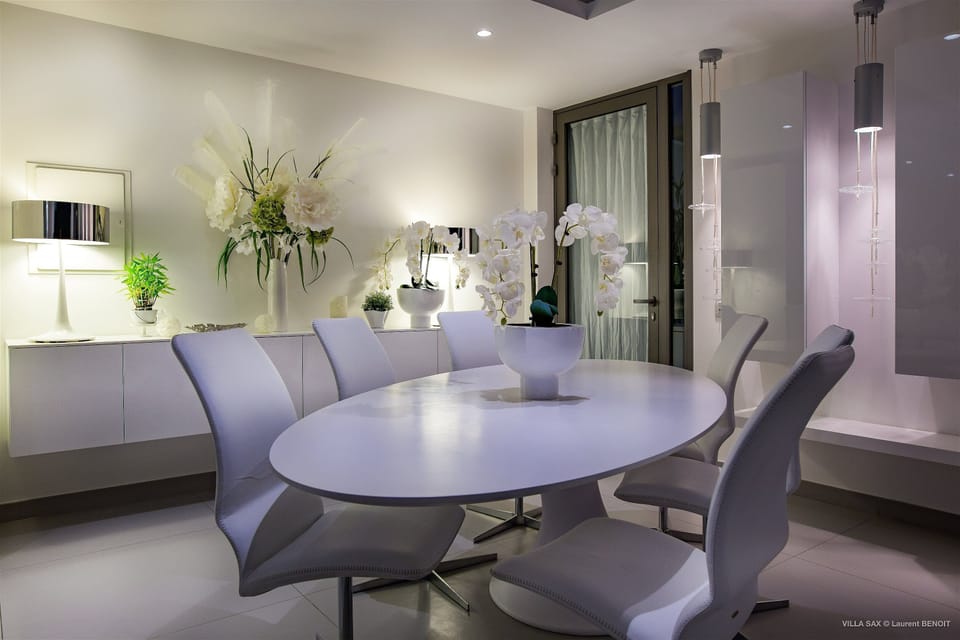 Fully equipped and air conditioned kitchen. Electric oven, gas stove, microwave, refrigerator, mixer, centrifuge, freezer, dishwasher, Nespresso machine, blender, kettle, toaster, breakfast bar. Indoor dining table. 