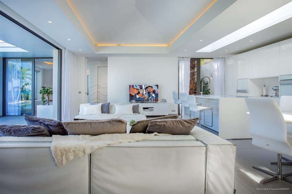 Air conditioning, HD-TV, Dish network, DVD player, Apple TV. Opens onto the terrace. Ocean view. 