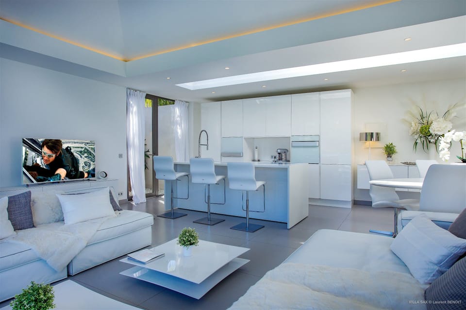 Air conditioning, HD-TV, Dish network, DVD player, Apple TV. Opens onto the terrace. Ocean view. 