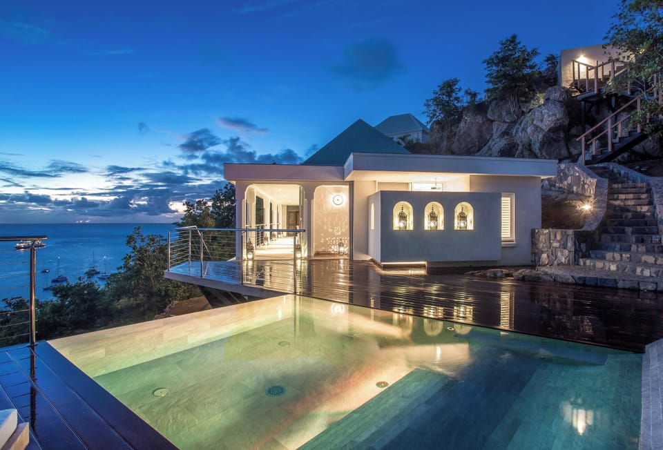 Beautiful pool facing the panoramic views, nice terrace with deckchairs. Gas barbecue. 