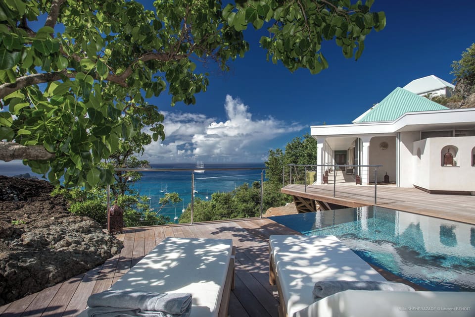 Beautiful pool facing the panoramic views, nice terrace with deckchairs. Gas barbecue. 