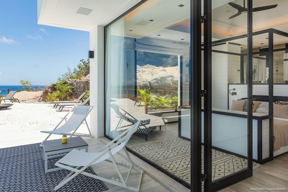 Located on the main level, with ocean view. A king size bed, air conditioning, ceiling fan, HD-TV, dish network, safe, dressing room, ensuite bathroom with indoor Italian shower, double sink, and WC. 