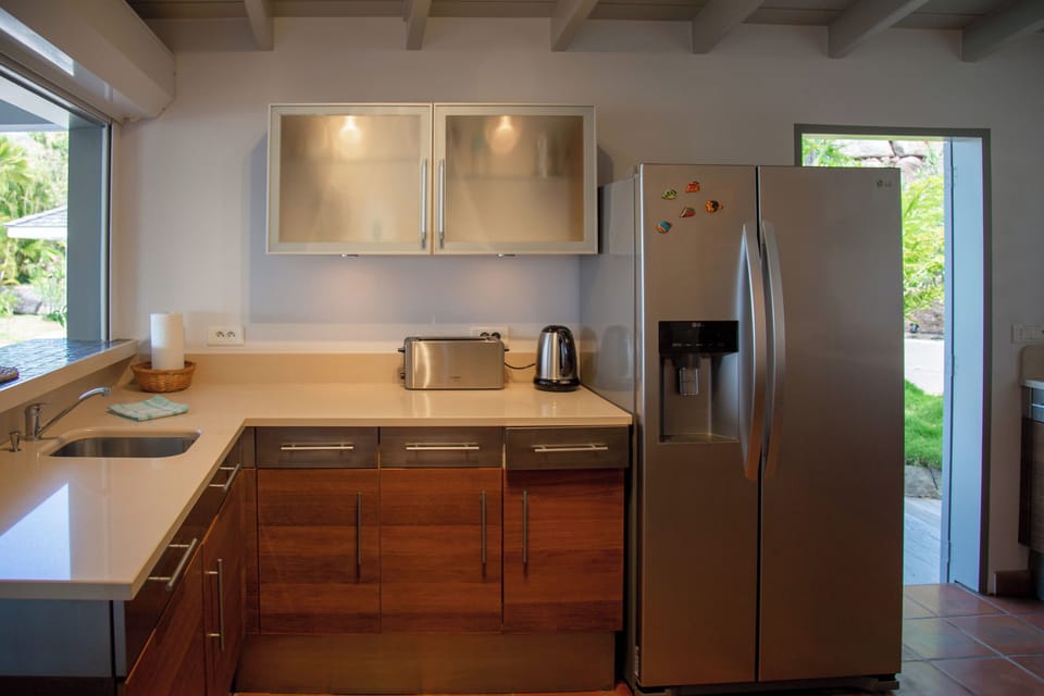 Fully equipped kitchen with oven, microwave, filter coffee maker and espresso coffee machine, kettle, centrifuge, refrigerator, ice maker, separate freezer, dishwasher, toaster. Nice dining table for 6 people on the covered terrace. 