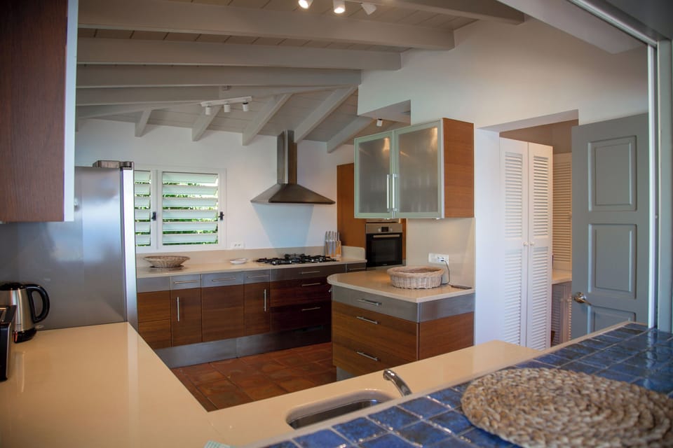 Fully equipped kitchen with oven, microwave, filter coffee maker and espresso coffee machine, kettle, centrifuge, refrigerator, ice maker, separate freezer, dishwasher, toaster. Nice dining table for 6 people on the covered terrace. 
