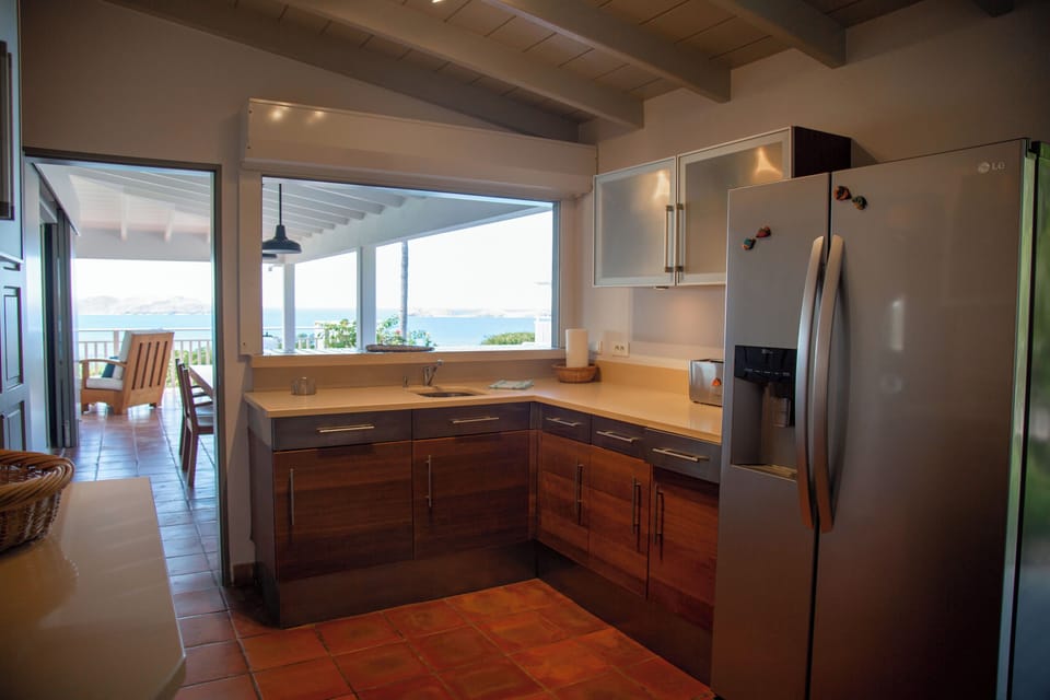Fully equipped kitchen with oven, microwave, filter coffee maker and espresso coffee machine, kettle, centrifuge, refrigerator, ice maker, separate freezer, dishwasher, toaster. Nice dining table for 6 people on the covered terrace. 